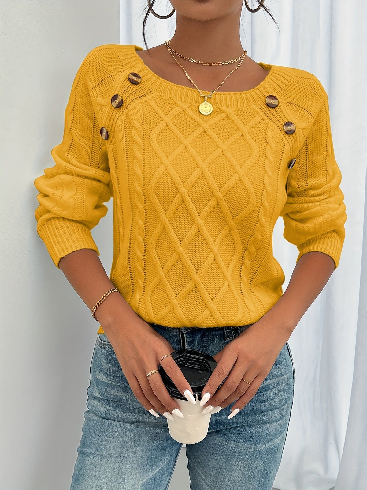 Dames Gebreide Sweater met Ronde Hals en Knoopdetails op de Schouder Geel