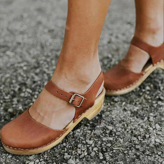 Dames Klompen Sandalen met Enkelbandje en Gesp op Blokhak Bruin