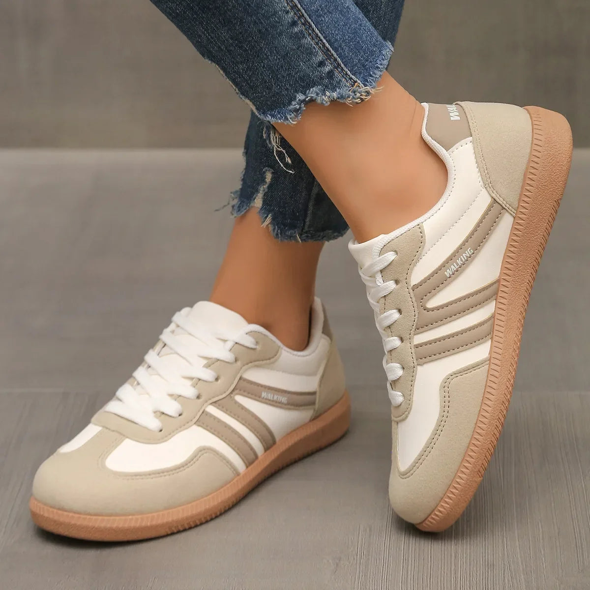 Dames Retro Sneakers met Vetersluiting en Contrasterende Strepen Wit Beige