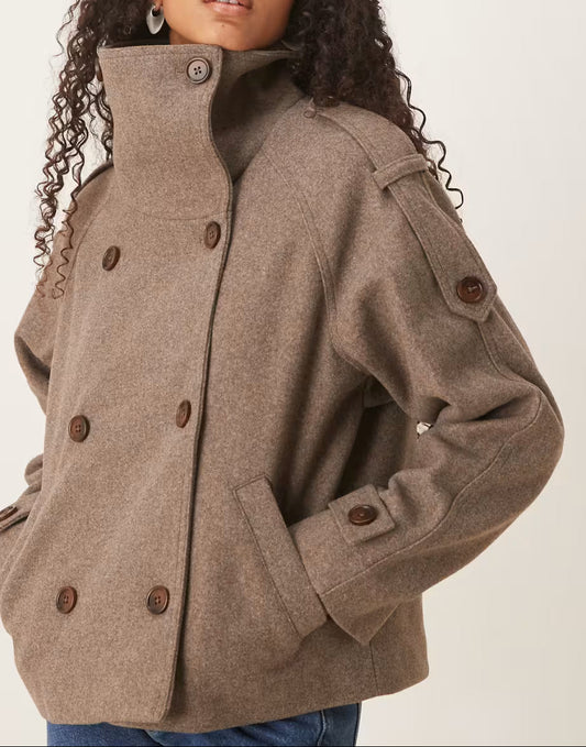 Dames Korte Jacket met Oversized Kraag en Dubbele Knoopsluiting