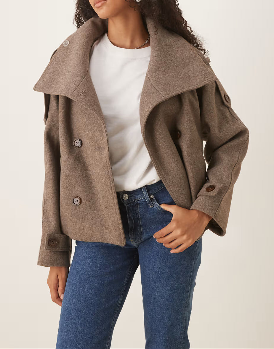 Dames Korte Jacket met Oversized Kraag en Dubbele Knoopsluiting