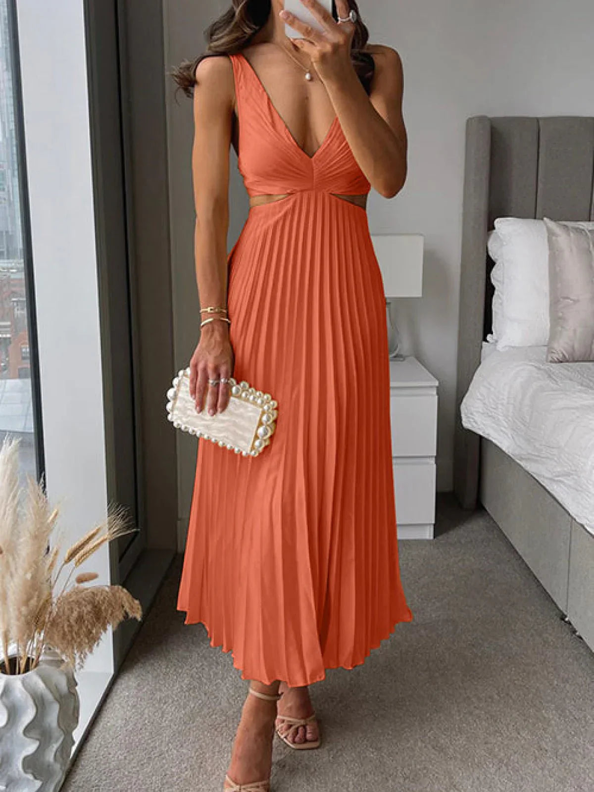 Dames Mouwloze Midi Jurk met V-hals en Geplooide Rok en Cut-out Taille Oranje