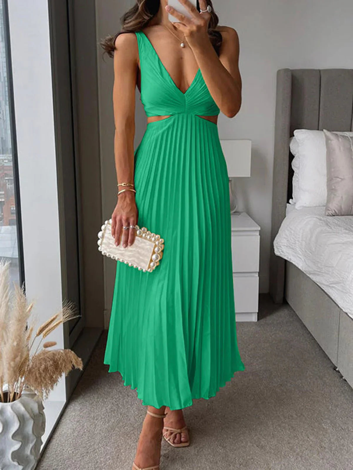 Dames Mouwloze Midi Jurk met V-hals en Geplooide Rok en Cut-out Taille Groen