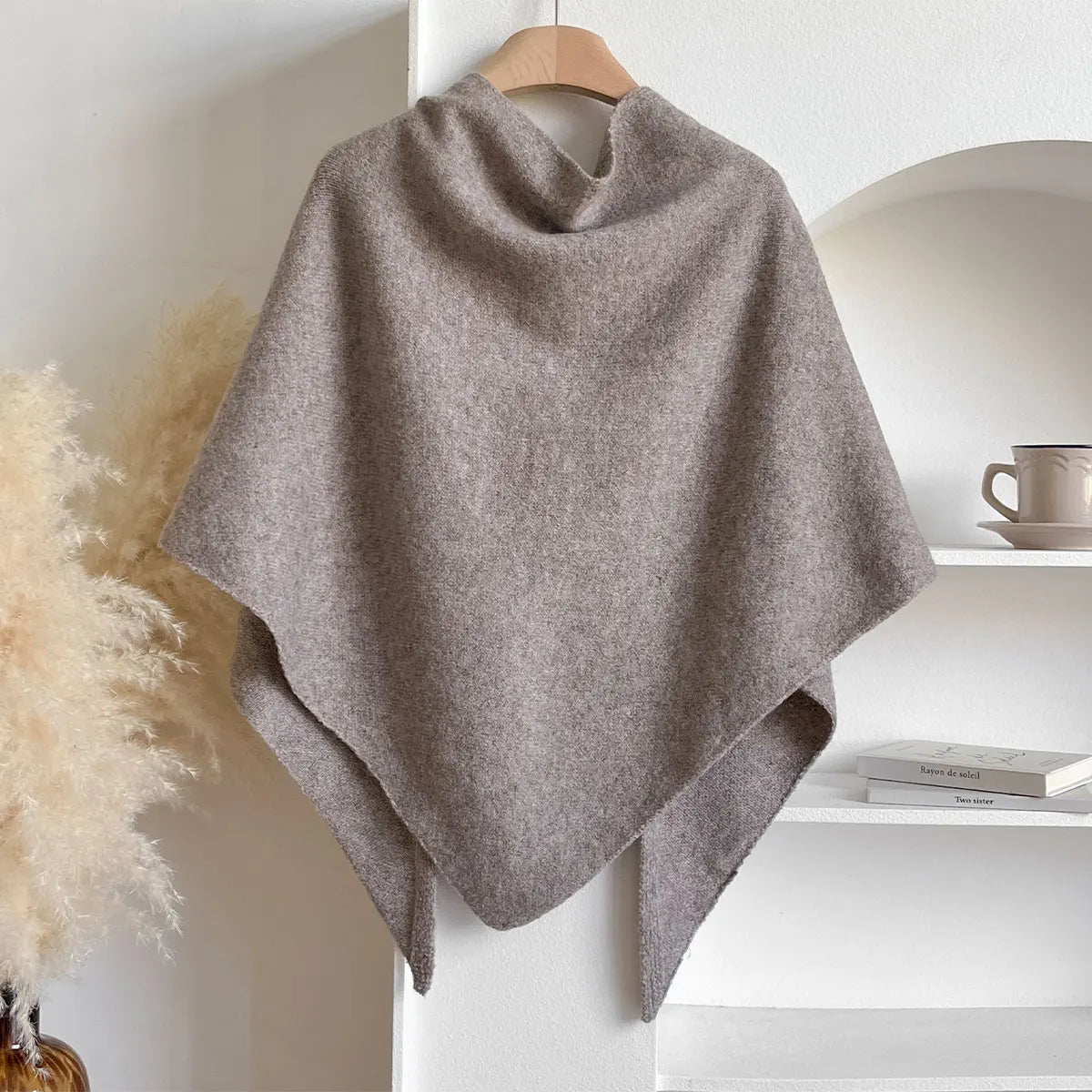Dames Poncho met Rolkraag en Asymmetrische Zoom