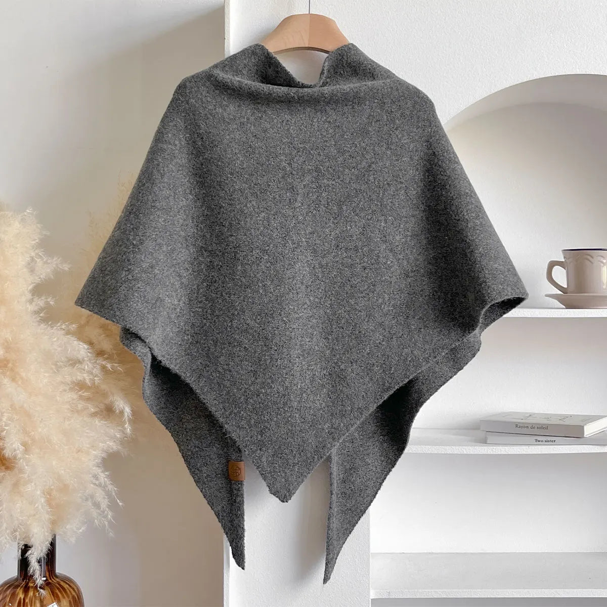Dames Poncho met Rolkraag en Asymmetrische Zoom