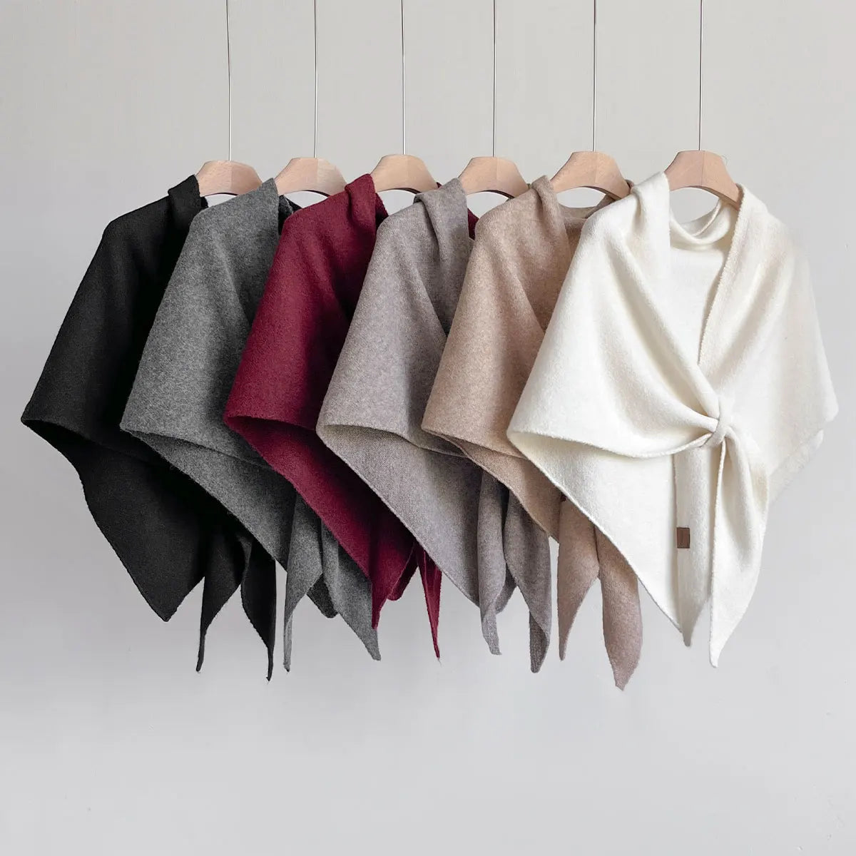 Dames Poncho met Rolkraag en Asymmetrische Zoom