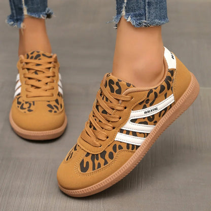 Dames Retro Sneakers met Vetersluiting en Contrasterende Strepen Camel Luipaardprint