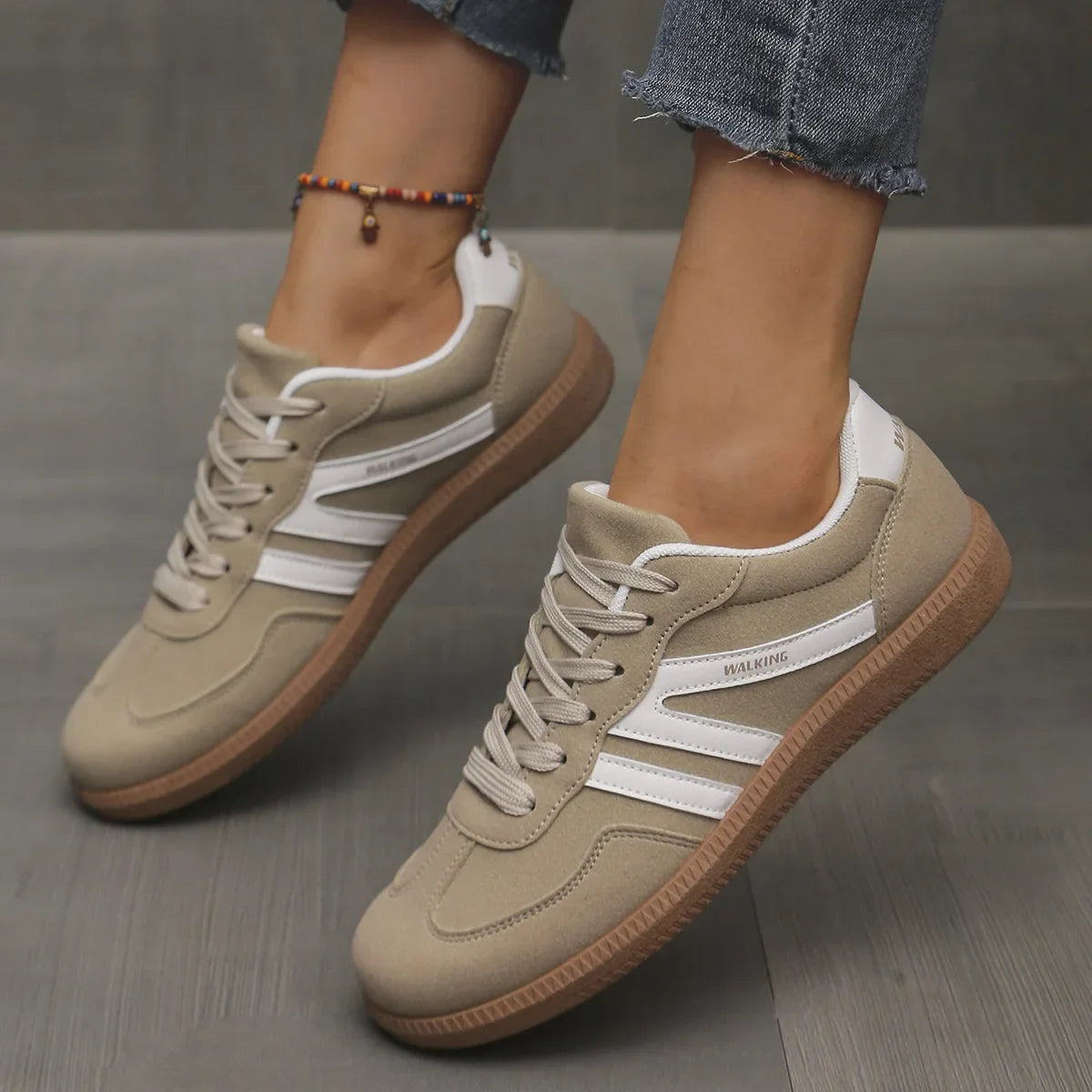 Dames Retro Sneakers met Vetersluiting en Contrasterende Strepen Beige Wit